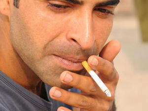 أردني يُطفئ السيجارة في وجه مدخن بنهار رمضان