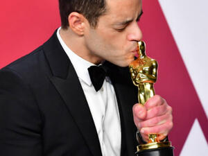 Malek revealed in his win by planting a passionate kiss on girlfriend/castmate Lucy Boynton's lips. (Source: FREDERIC J BROWN - AFP)