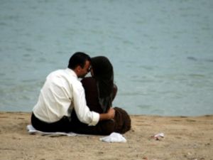 Apparently, female presence can affect male cognition. (Image source: "gloria-weddings.com")