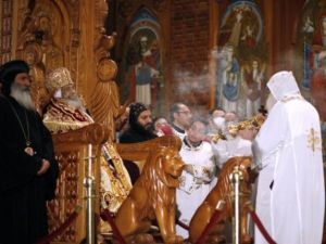 The body of Pope Shenouda III is being placed on the papal chair in the main cathedral in Cairo for three days while his followers mourn. (Image source: "thejakartapost.com")