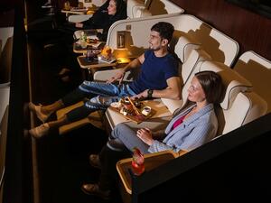 أجنحة البلاتينوم الفاخرة والمطعم السينمائي وتجربة "مطبخ غاي فييري" و"دولبي سينما" وأول قاعة ScreenX في الشرق الأوسط.