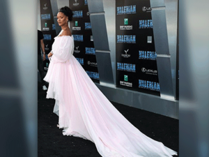 تألقت ريهانا بفستان وردي من تصميم دار أزياء Giambattista Valli