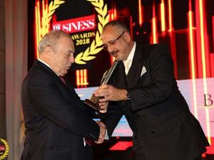 جورج حداد، رئيس "المركزية" يستلم الجائزة من إياد شحادة، مؤسس مجلتي "جوردان بزنس" و"ليفينغ ويل".