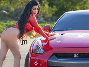 Rola posted a picture in which she showcases her booty while leaning on a car. (Source: rola_yammout_official - Instagram)