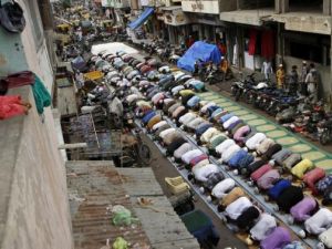 مسلمون يؤدون صلاة العيد في الهند