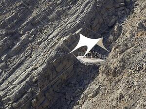 عشاق المغامرة على موعد للانزلاق بسرعات تتراوح بين 120-150 كم في الساعة على ارتفاع 1680 متراً عن مستوى سطح البحر من قمة جبل جيس