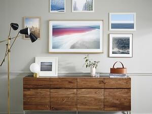 أحدث إطلاق تلفزيون The Frame الذي تم تصميمه بالتعاون مع المصمم العالمي إيف بيهار، تبديلاً جذرياً على مستوى قطاع التلفزيون، وتحويل الصندوق الأسود التقليدي إلى قطعة فنية تضفي على المنزل قيمة جمالية. 