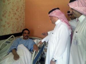 A Saudi health ministry official visits patients infected with a new SARS-like virus at a hospital in the eastern Saudi province of al-Ahsaa on May 13, 2013 (AFP)