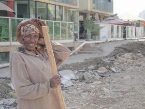 A woman works at a construction site in the Ethiopian capital Addis Ababa (Albawaba/J. Zach Hollo)