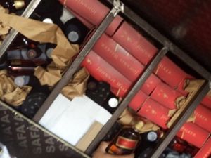 ضبط زجاجات خمر مخبأة في قاع قارب طوله 8 أمتار 