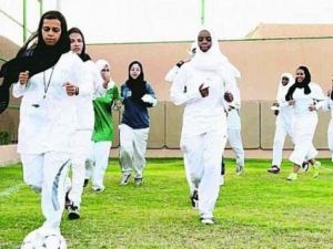 والسعودية هي البلد الوحيد في العالم الذي يمنع النساء من قيادة السيارات.