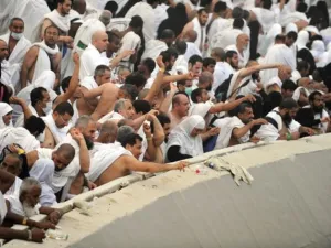 الحجاج يرمون الجمرات