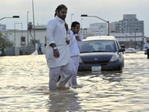 جدة تواجه خطر الغرق في كثير من المناطق