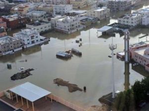 صورة التقطت من الجو توضح شوارع تغمرها مياه الفيضان بعد هطول امطار غزيرة في جدة يوم الخميس.
