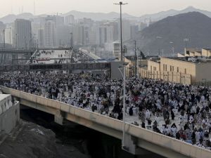 قضى ما لا يقل عن 239 إيرانيا خلال التدافع في مشعر منى صباح عيد الأضحى