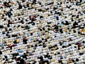 حجاج بيت الله يواصلون المناسك بمنى

