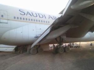 اصيب 29 شخصا بجروح في هبوط اضطراري لطائرة تابعة للخطوط الجوية السعودية كان على متنها 315 راكبا 