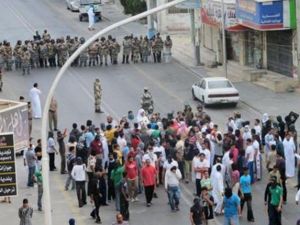 محتجون ببلدة القطيف بشرق السعودية يوم الجمعة
