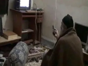 بن لادن يتابع تقريرا عنه في منزله.فيديو وزعته واشنطن بعد مقتل زعيم القاعدة.أ.ف.ب