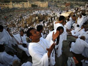 Demand surges for internet or network services that help pilgrims maintain contact with their relatives during their stay abroad. (AFP/Ahmad Gharabli)