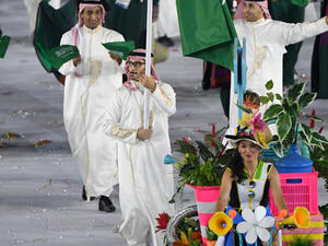 Saudi Arabia's flagbearer Sulaiman Hamad leads his delegation during the opening ceremony of the Rio 2016 Olympic Games at the Maracana stadium in Rio de Janeiro on August 5, 2016. (AFP/Olivier Morin)