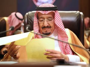 Sisi and Salman slipped out of the summit session for face-to-face talks as Qatari Emir Tamim Bin Hamad addressed the leaders of the Arab world. (AFP)