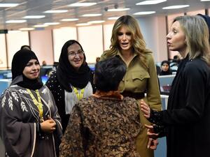 First Lady Melania Trump (C) chats with employees during a visit to the GE All-Women Business Process Services and IT Centre on May 21, 2017, in the Saudi capital Riyadh. (AFP/Giuseppe Cacace