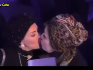 The kiss that went viral on the Internet! (YouTube)