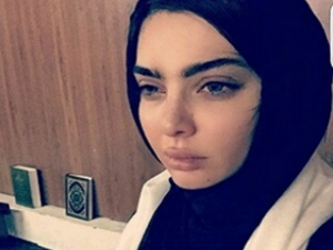 Amar looks heartbroken as she mourns the death of her mum. (Snapchat)