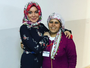 Lindsay wearing a scarf she was given as a present by one of the aid workers in Turkey. (Instagram)
