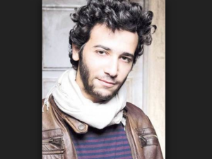 Egyptian actor Karim talking to TV host Mona about his Jewish roots. (www.elcinema.com)