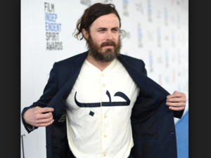 Casey Affleck displays his shirt with the Arabic word "love" as he arrives at the Film Independent Spirit Awards on Saturday, Feb. 25, 2017, in Santa Monica. (660 News)