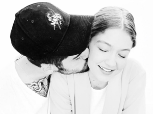 Zayn's injury didn't stop him from seeing his girlfriend. (Instagram)