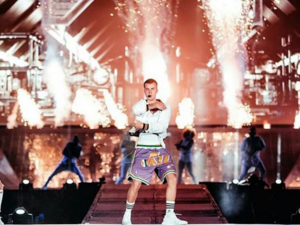 Fans braved the scorching heat to be first in line at the Biebs's concert. (Instagram)