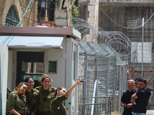 Israeli soldiers taking a selfie. (image: Twitter/@iFalasteen) 