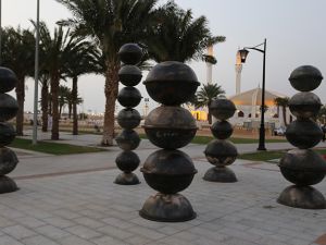 Maha Mallouh's scuplture, "Food for Thought," has been installed near the Al-Anani Mosque at the Jeddah corniche. Here pictured at the Saatchi gallery in London. (File)