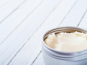 زبدة الشيا يتمّ استخراجها من شجرة الشيا