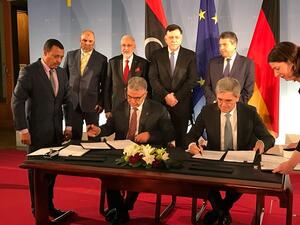 جانب من توقيع العقود