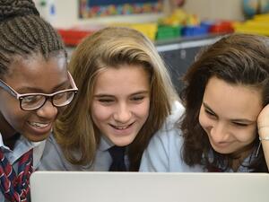 احتفظت كلية جميرا بتصنيف متميز منذ عام 2010، كما احتفظت مدرسة جيمس جميرا الابتدائية ومدرسة جيمس رويال دبي اللتان تقدمان أيضاً المنهج الوطني البريطاني بتصنيف متميز.