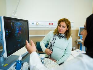 توفر وحدة طب الأم والجنين في مركز صحة المرأة والأبحاث، التي تستقبل شهرياً ما يزيد عن 300 طلب تحويل، رعاية متخصصة للنساء في حالات الحمل التي تنطوي على تعقيدات وخطورة عالية.