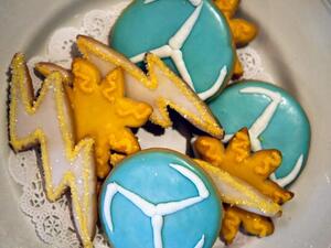 Seasonal biscuits- in the Arab world, certain cookies are served for Easter.