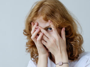 عندما يعاني السرطان من الألم فيتراجع تمامًا عن الاختلاط ويلجأ للعزلة