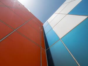 تتضمن المنتجات التي توفرها الشركات التابعة لدبي للاستثمار الحديد، والالمنيوم والزجاج بأنواعه المختلفة