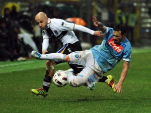 ملاعب كرة القدم تتحول أحياناً إلى ساحاتٍ للكونغ فو