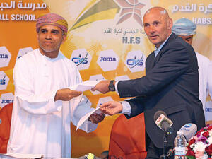 Andy Watson (right) and Suleiman al Habsi exchange agreement papers after the Scotsman was hired as HFS technical director on Sunday (Photo: Muscat Daily)