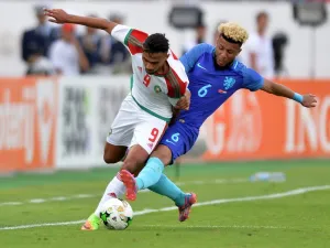 Morocco's Soufian Boufal (L) vies with Netherland's Tonny Vilhena during the international friendly football match between Morocco and Netherlands at in Agadir on May 31, 2017.
STR / AFP

