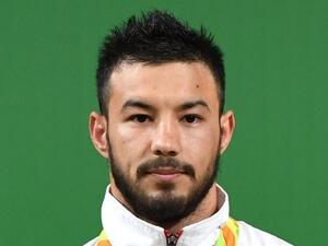 Turkey's Daniyar Ismayilov poses with his silver medal on the podium of the Men's 69kg weightlifting competition at the Rio 2016 Olympic Games in Rio de Janeiro on August 9, 2016.
GOH Chai Hin / AFP