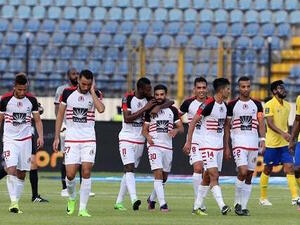 لاعبو الفتح الرباطي يحتفلون بأحد الأهداف