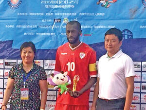 Hani al Dhabit (c) (Photo: Muscat Daily)