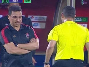 Ahly coach Hossam El-Badry and Egyptian referee Mahmoud Ashour during Ahly and Al-Entag Al-Harbey match 